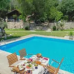 Yusalis Garden Chata *