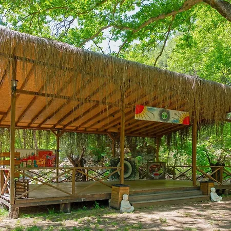 Chata Yusalis Garden Çıralı