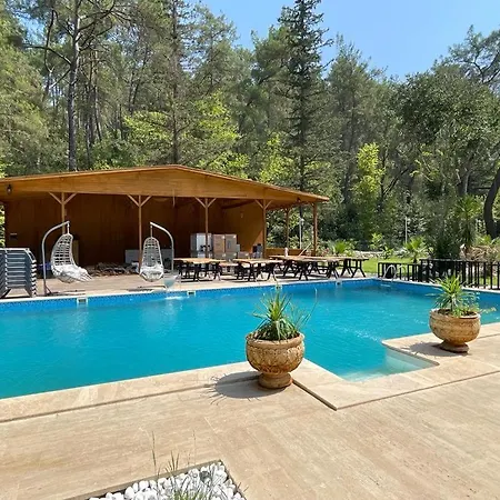 Yusalis Garden Lodge *