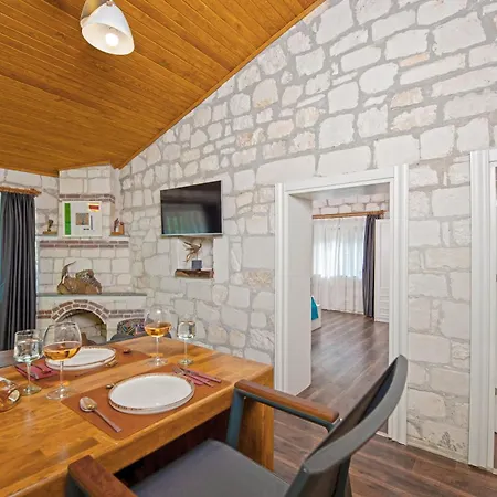 Yusalis Garden Lodge *