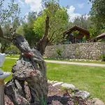 Yusalis Garden Lodge *