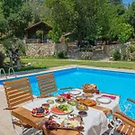 Lodge Yusalis Garden *